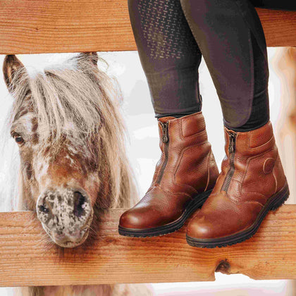 Reitstiefel und Schuhe
